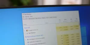 Task Manager with Windows Explorer selected and Restart option visible